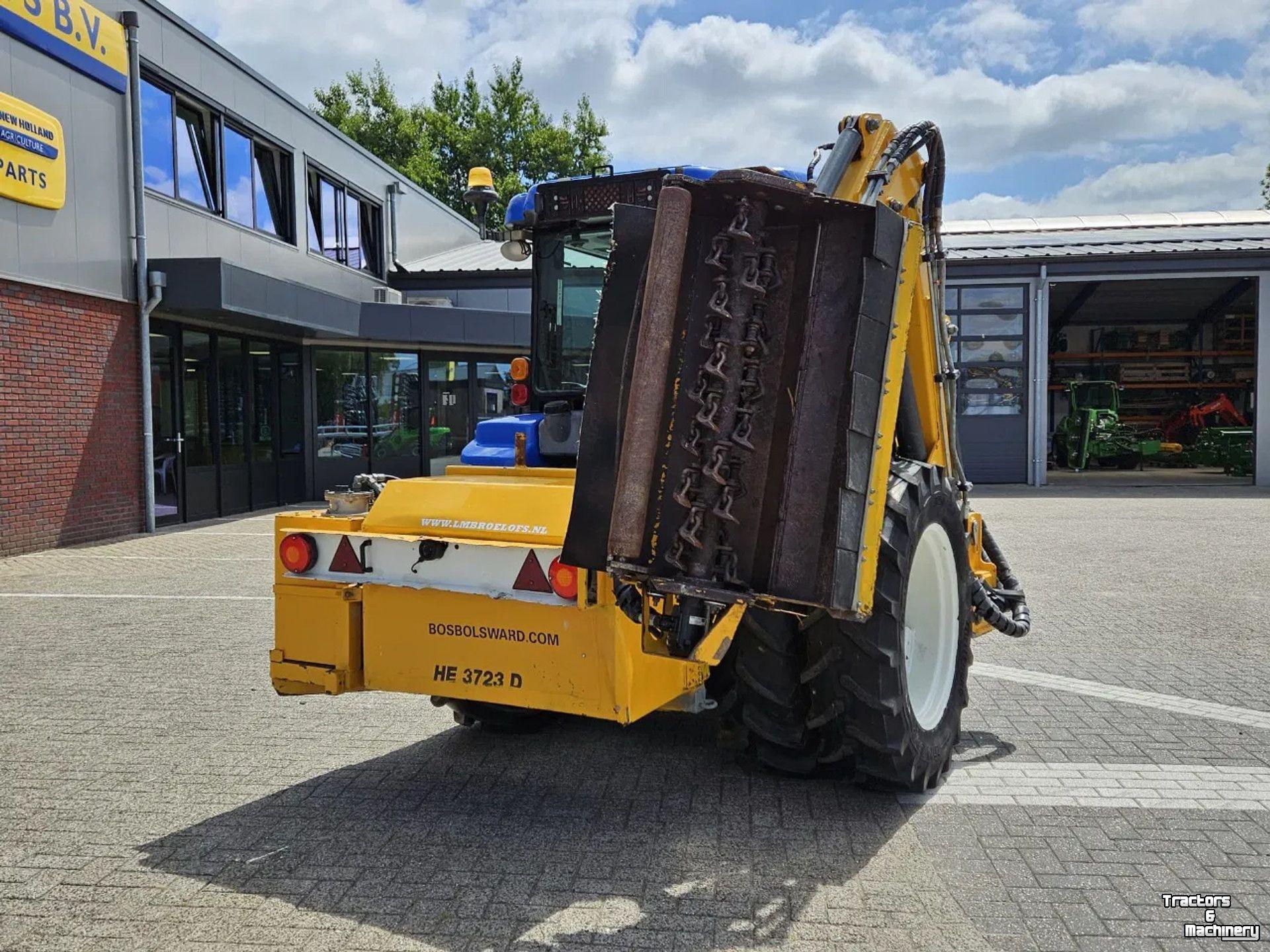 Smalspoor tractor New Holland Boomer 3050 met Bos Maaiarm