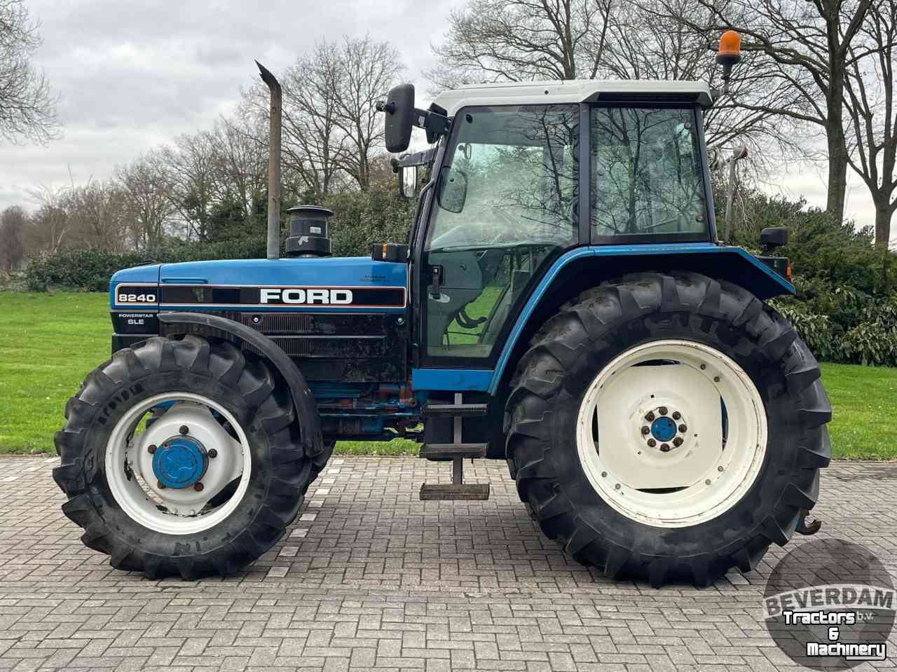 Traktoren Ford 8240