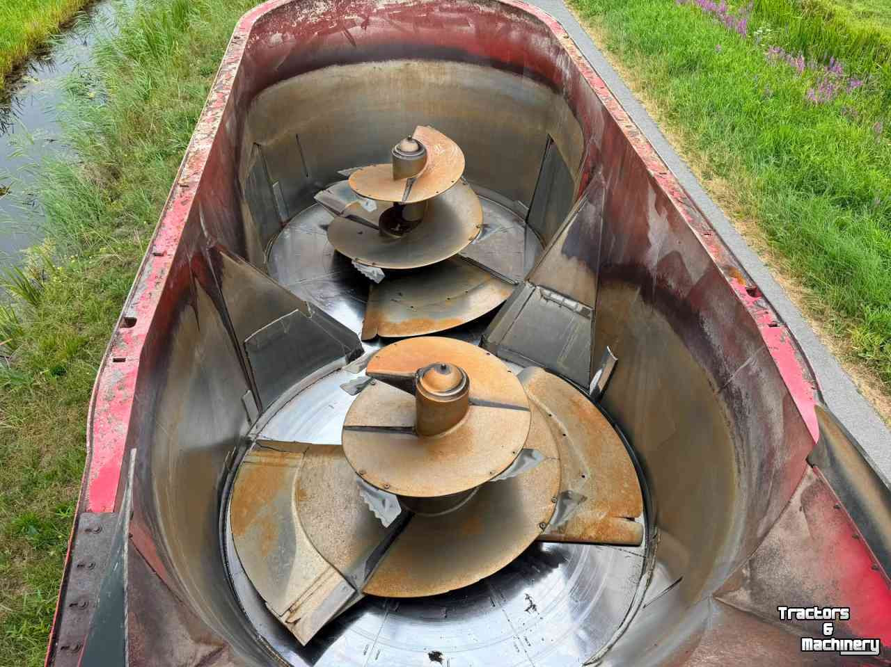 Zelfrijdende Voermengwagen Trioliet Trioliet Triotrac 2 L2000 Zelfrijdende voermengwagen midejo