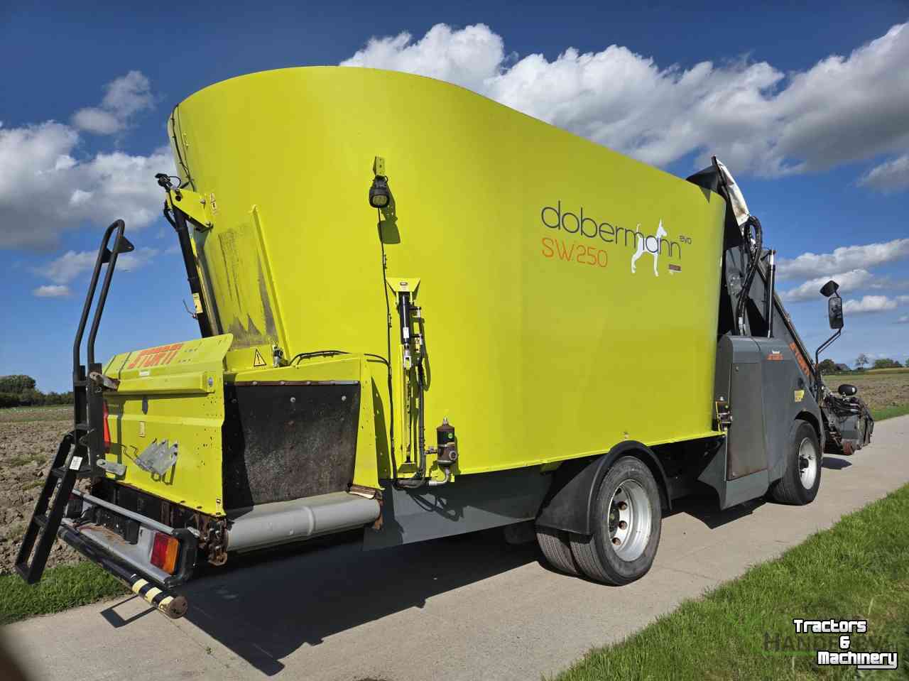 Zelfrijdende Voermengwagen Storti Doberman 250 zelfrijder