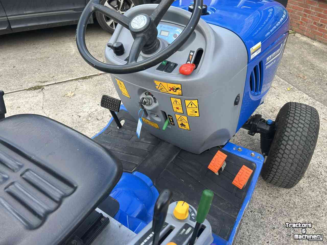 Compact tractor New Holland Boomer 25 HST