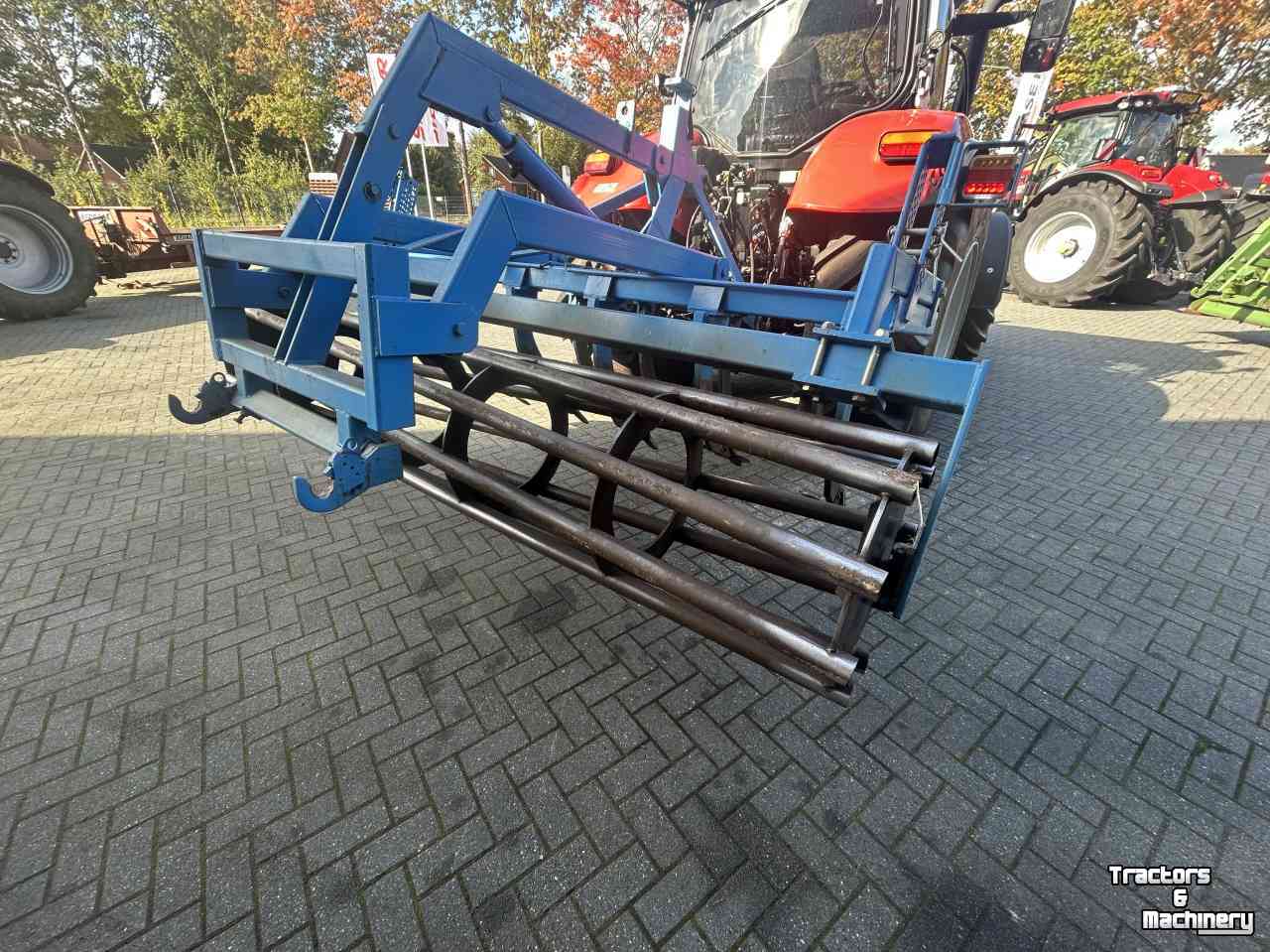 Cultivator  Vaste tand cultivator met kooirol en hefinrichting