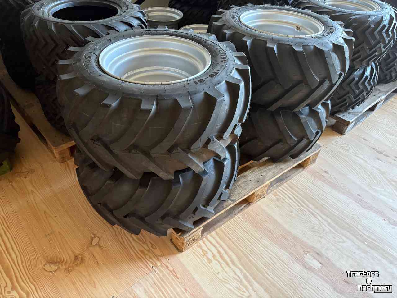Wielen, Banden, Velgen & Afstandsringen  Banden minishovel 31x15.50-15 / 400/50-15