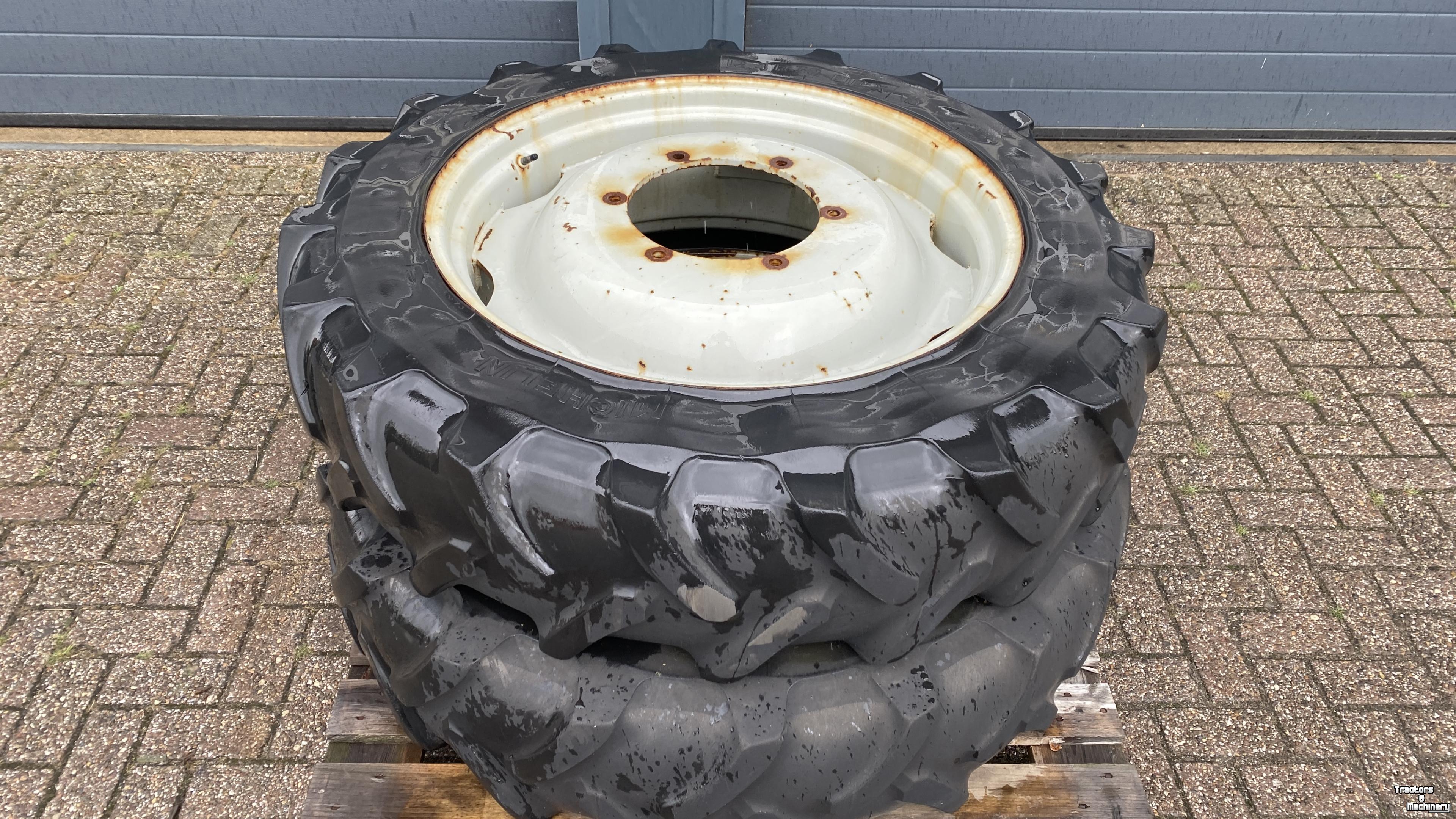 Wielen, Banden, Velgen & Afstandsringen Michelin 12.4R32 op 6 gaats velg