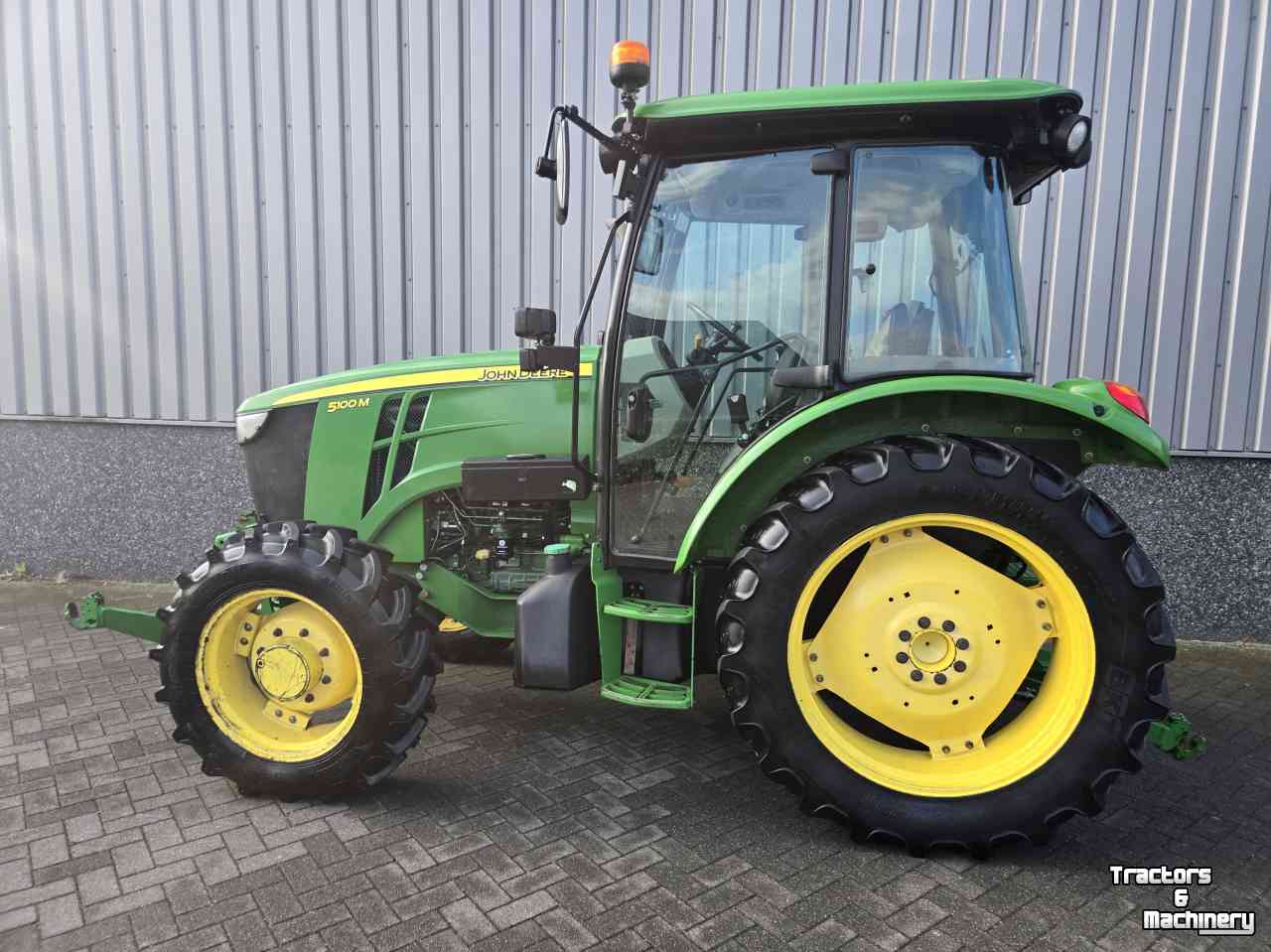 Tractor / Trekker John Deere 5100M