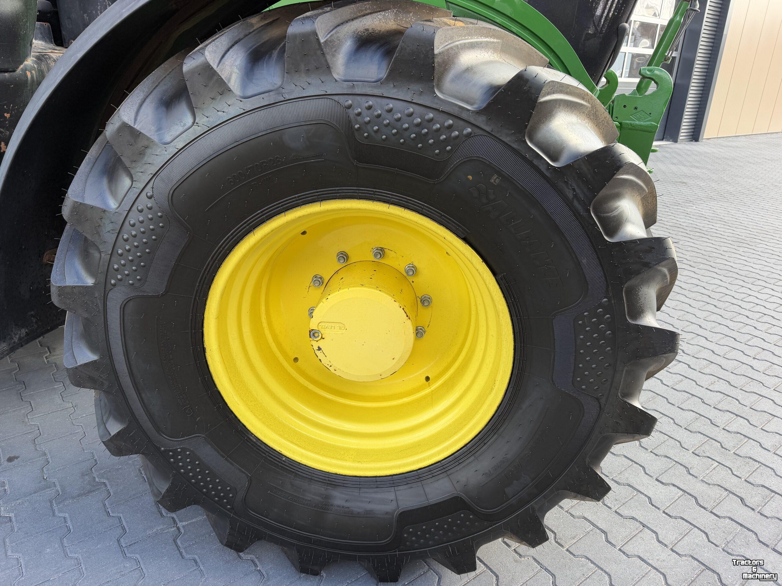 Tractor / Trekker John Deere 6215R