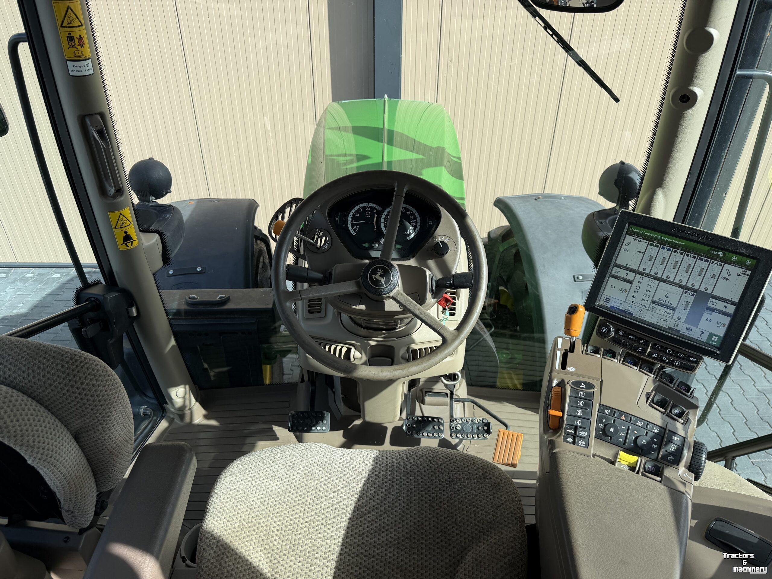 Tractor / Trekker John Deere 6215R
