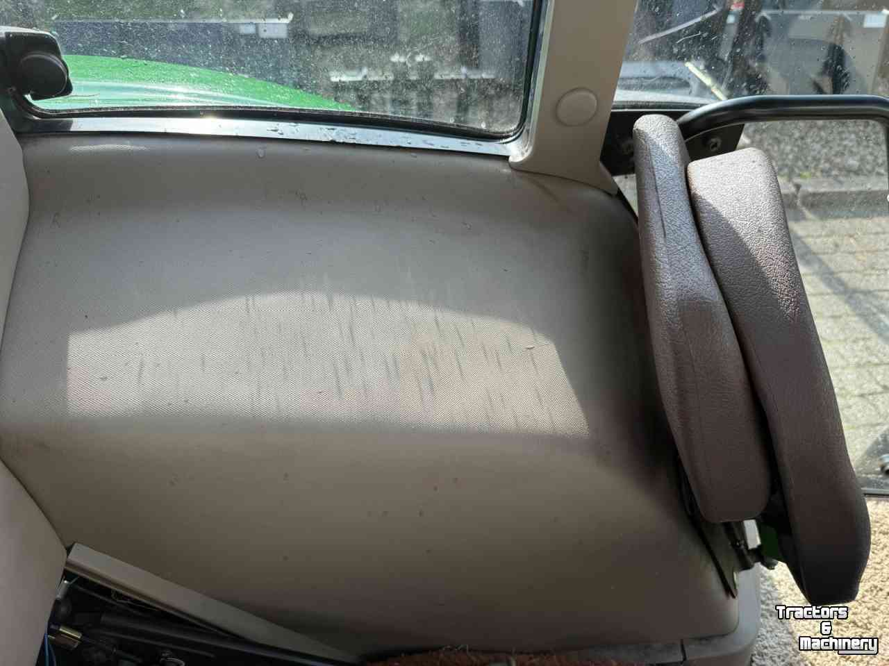 Tractor / Trekker John Deere 6120 SE