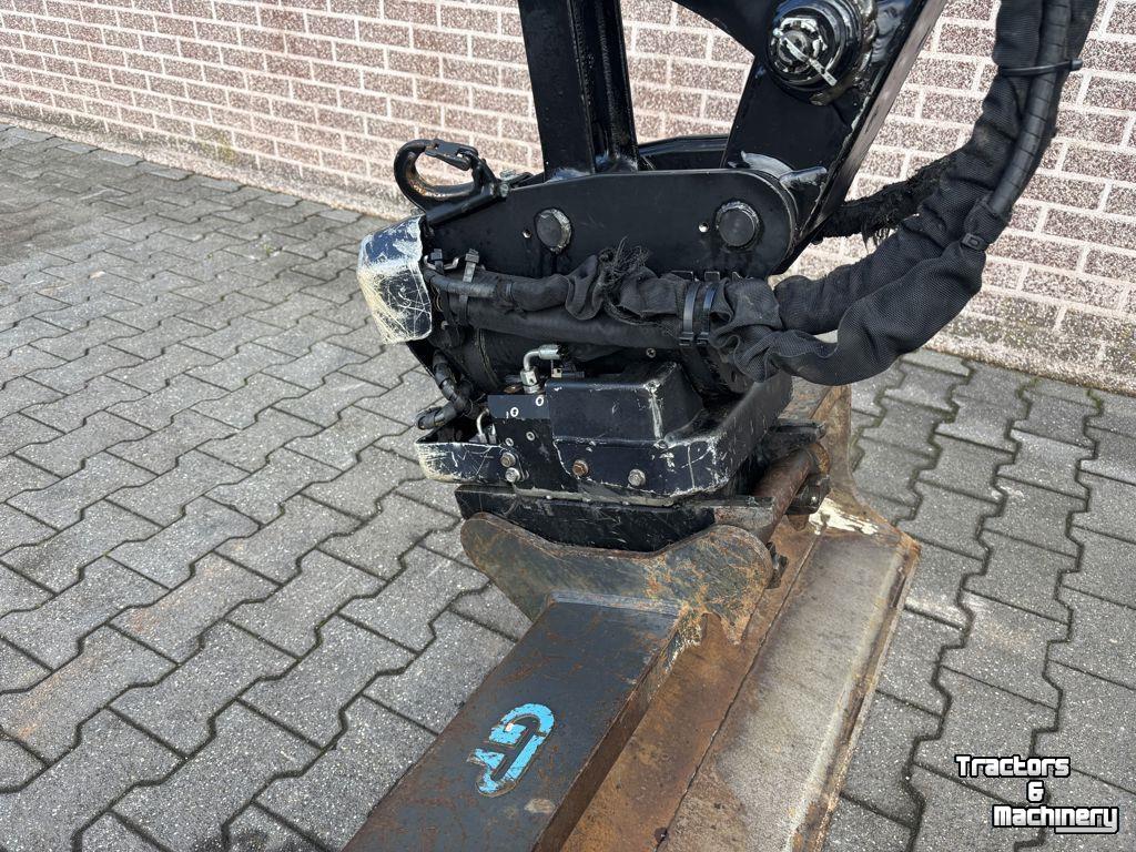 Mini-graver / Mini-graafmachine Takeuchi TB325R + Compact Tilt tiltrotator
