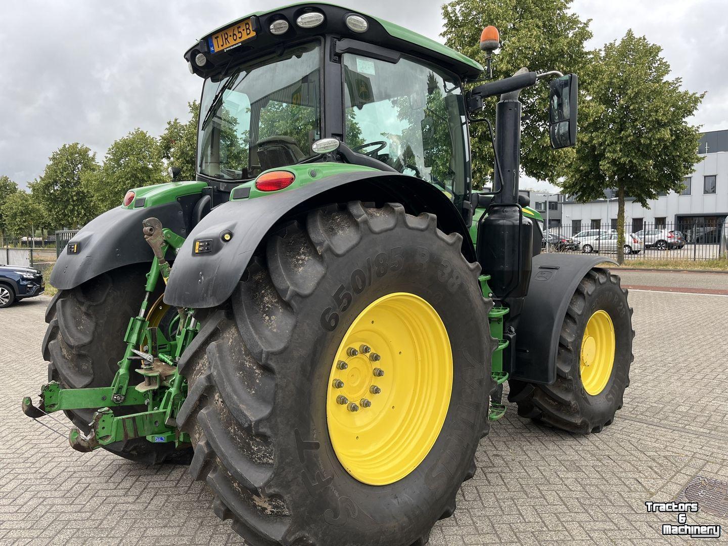 Tractor / Trekker John Deere 6215R