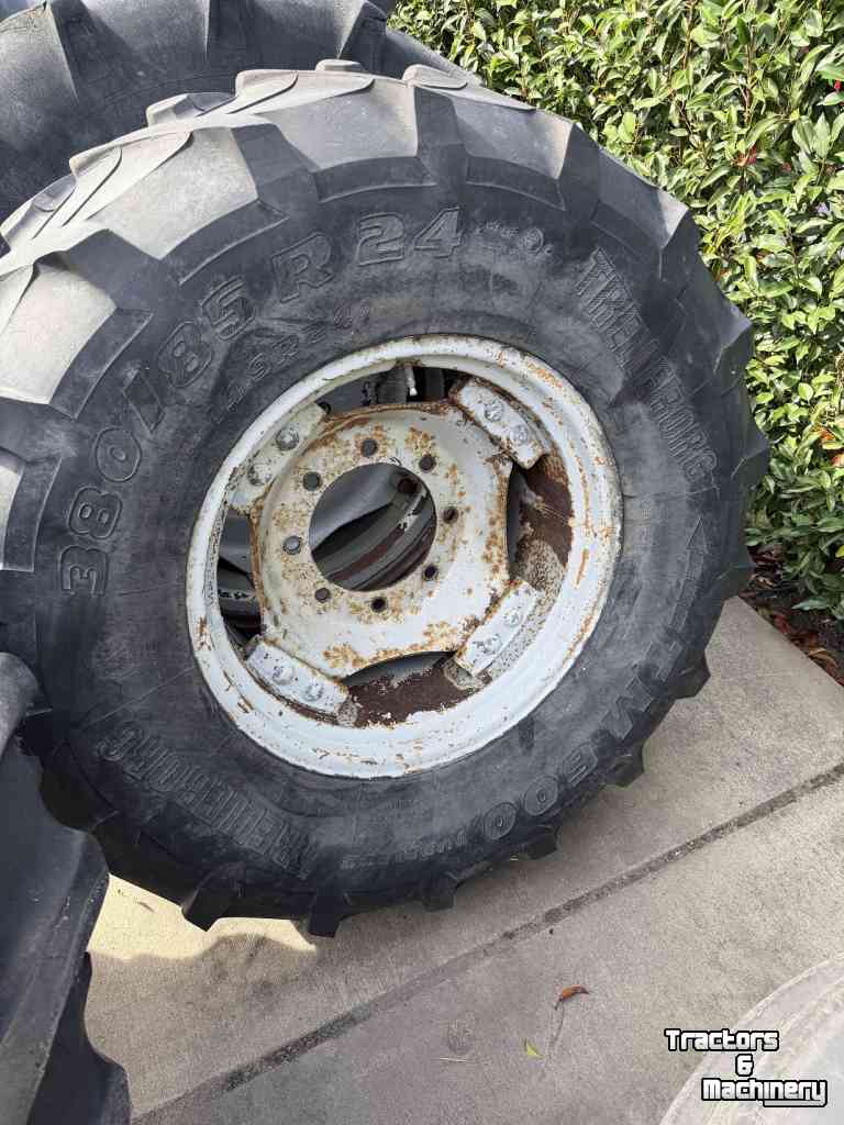 Wielen, Banden, Velgen & Afstandsringen Case-IH set velgen 24 inch, met 14.9-24 banden erop
