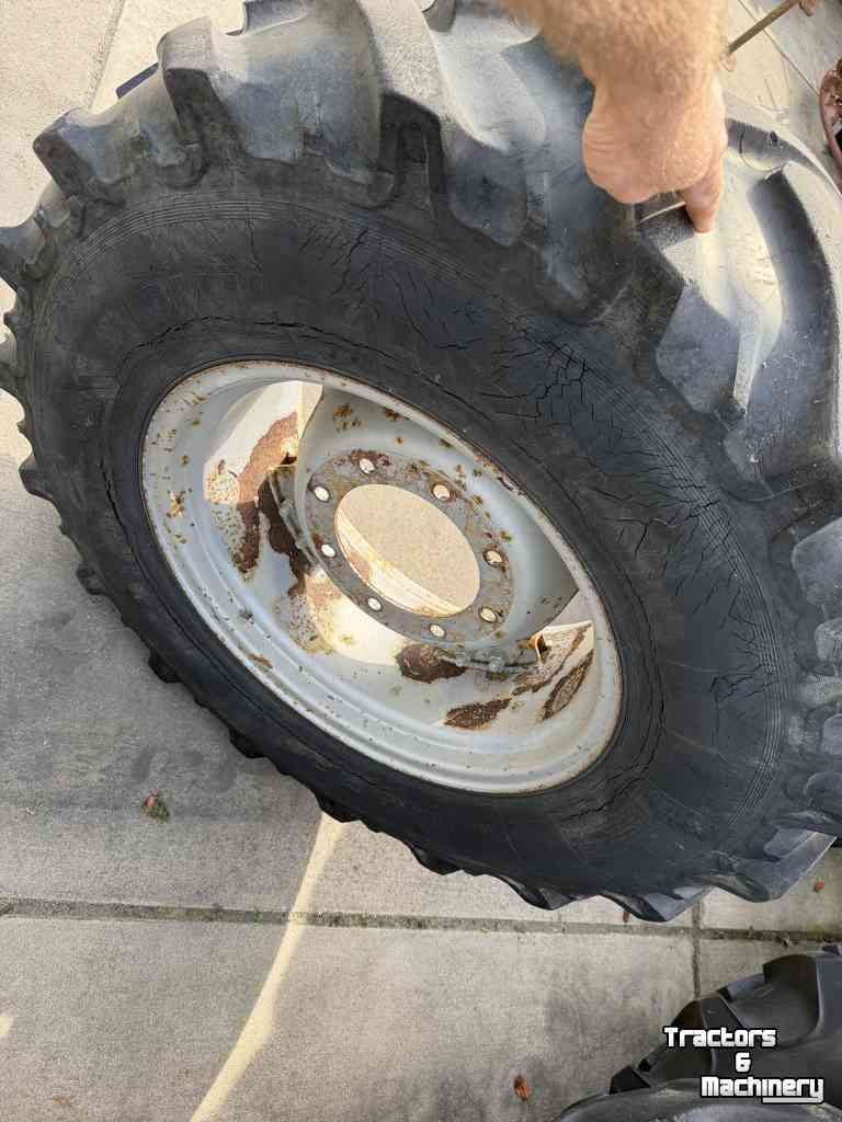 Wielen, Banden, Velgen & Afstandsringen Case-IH set velgen 24 inch, met 14.9-24 banden erop