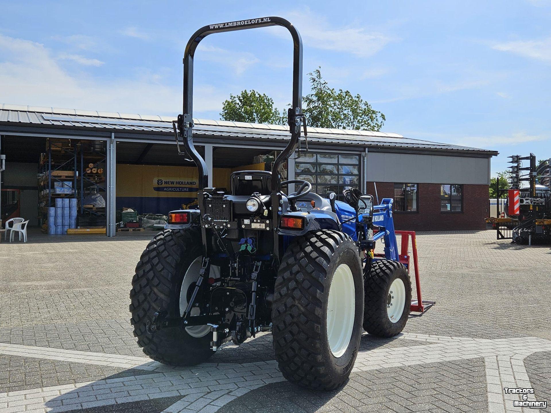 Smalspoor tractor New Holland Boomer 55 HST met voorlader en Kemp balenprikker