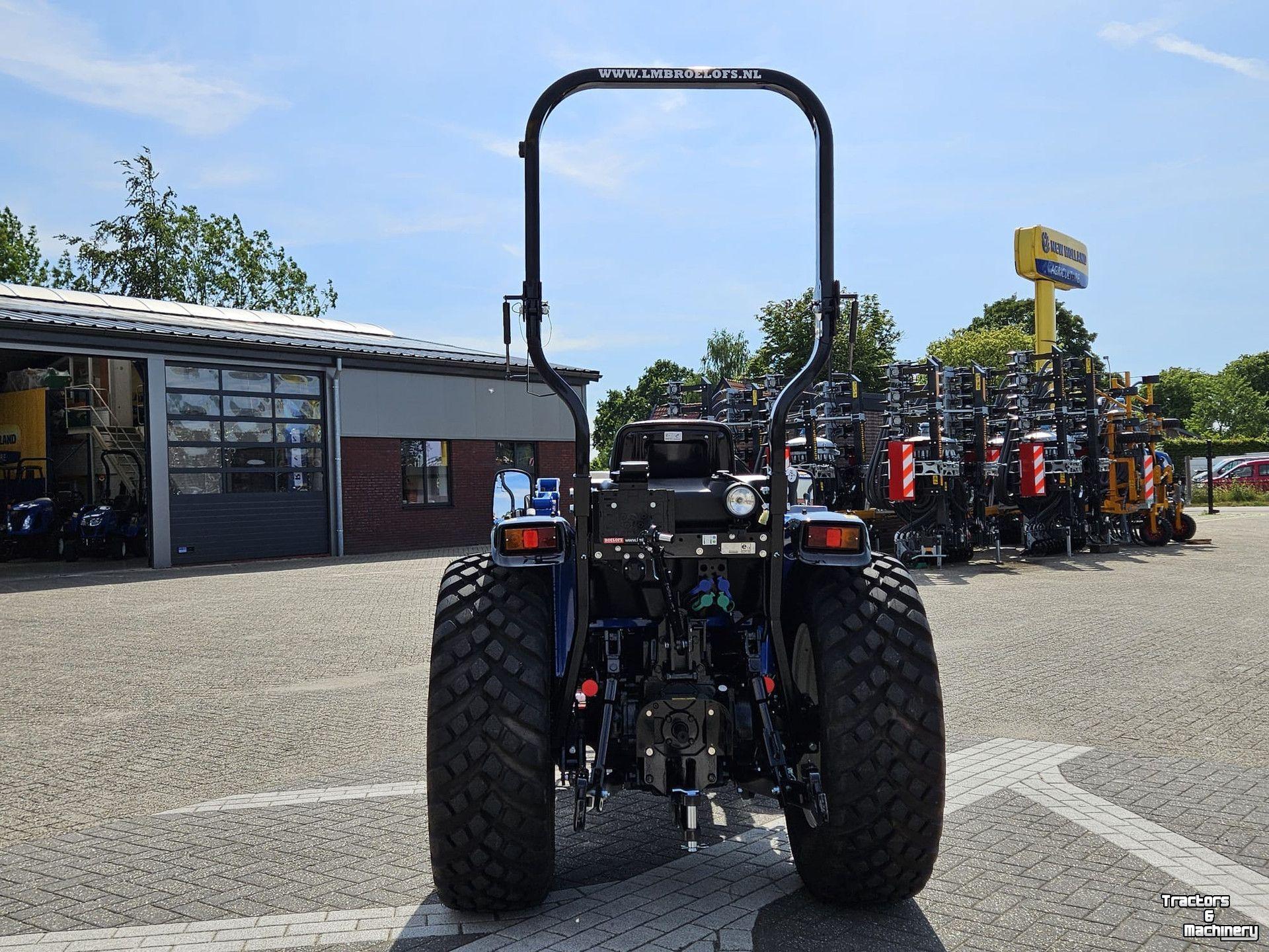 Smalspoor tractor New Holland Boomer 55 HST met voorlader en Kemp balenprikker