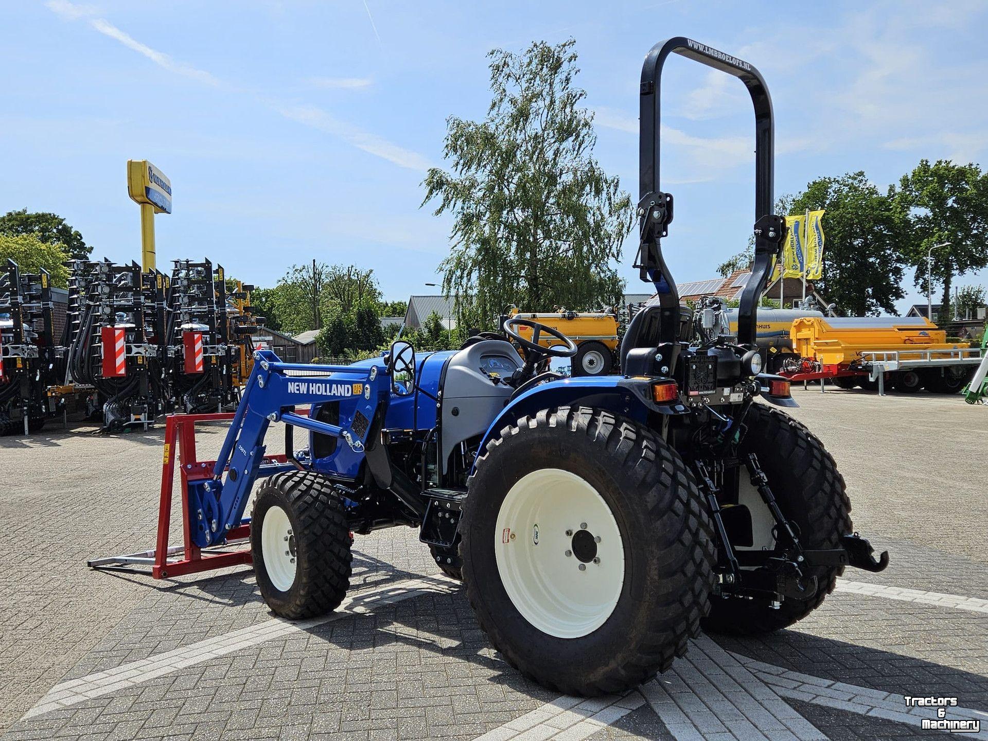 Smalspoor tractor New Holland Boomer 55 HST met voorlader en Kemp balenprikker