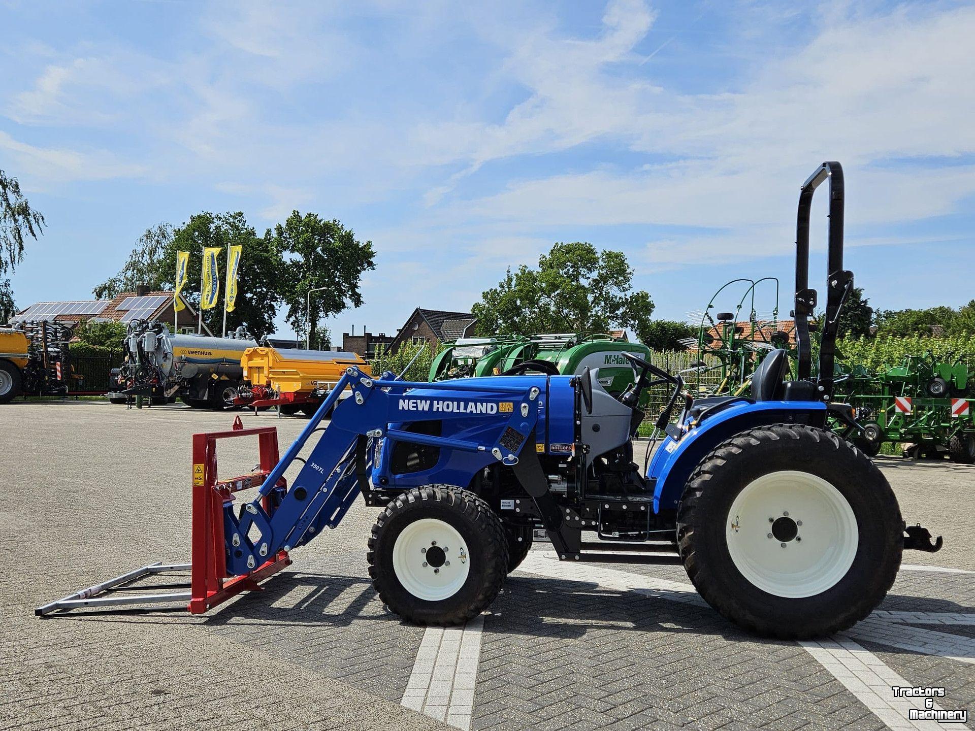 Smalspoor tractor New Holland Boomer 55 HST met voorlader en Kemp balenprikker