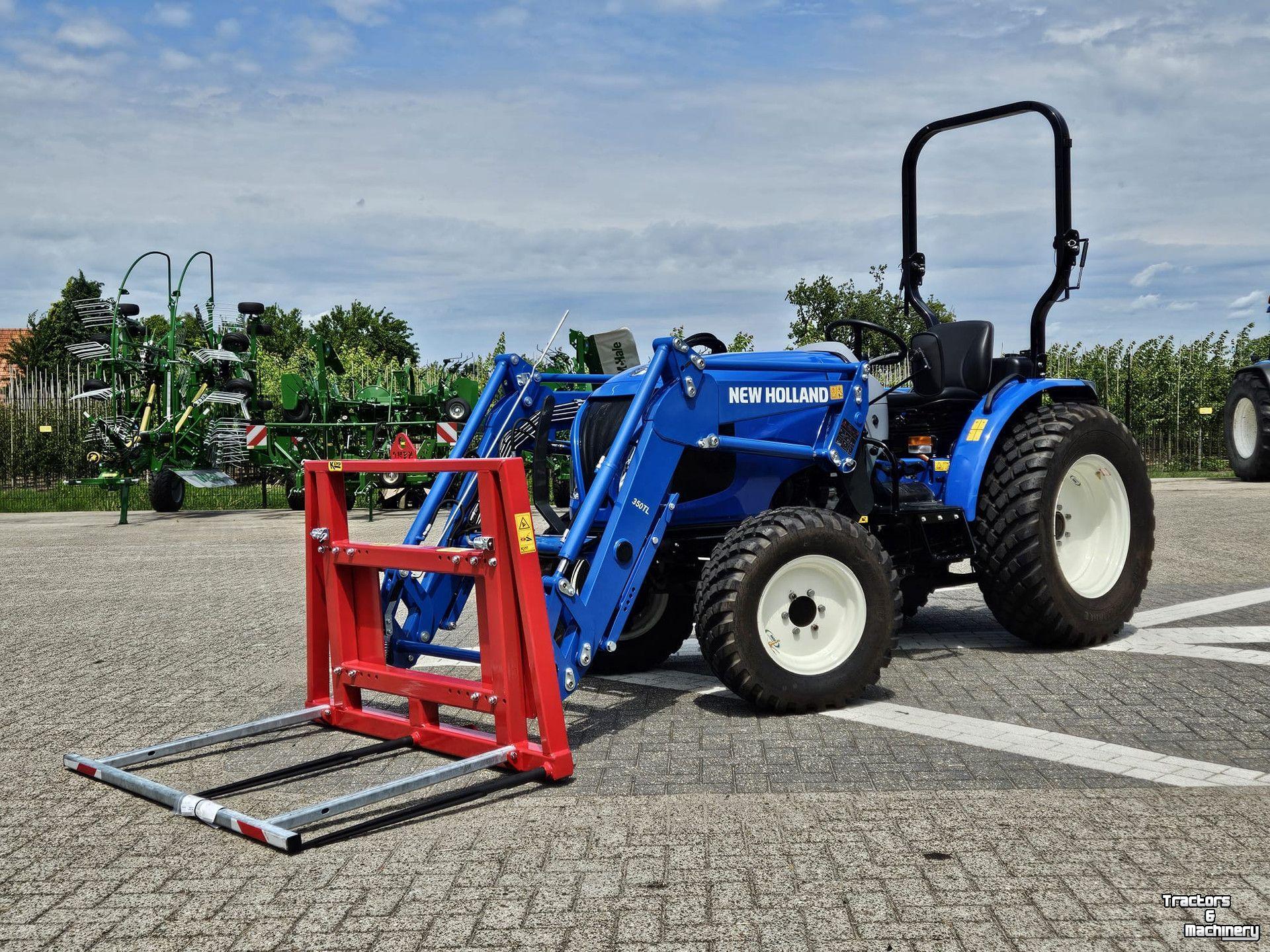 Smalspoor tractor New Holland Boomer 55 HST met voorlader en Kemp balenprikker