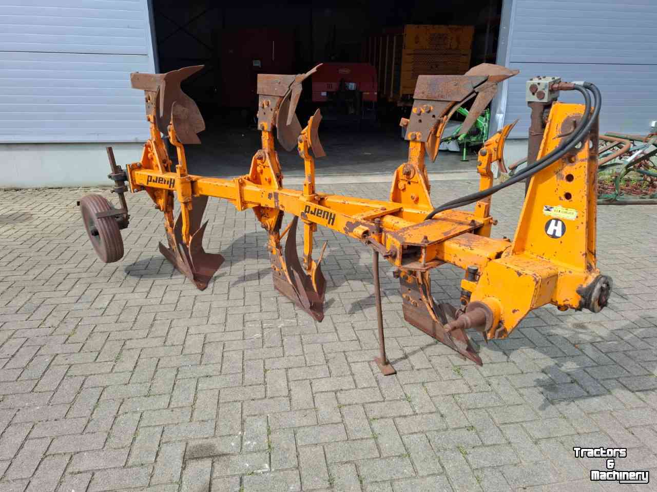 Ploegen Huard 3 schaar wentel ploeg