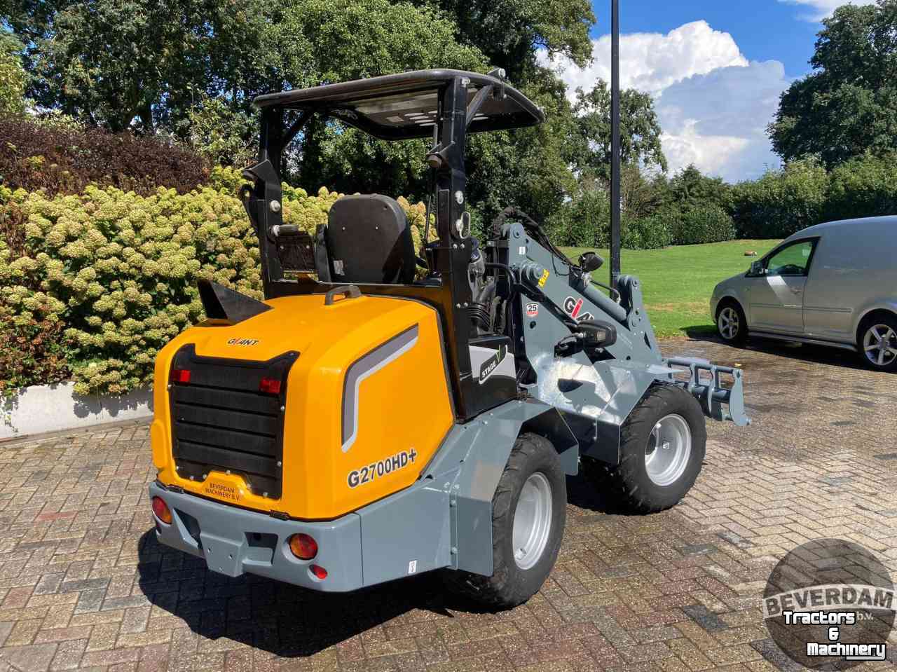 Shovel / Wiellader / Kniklader Giant G2700 HD+