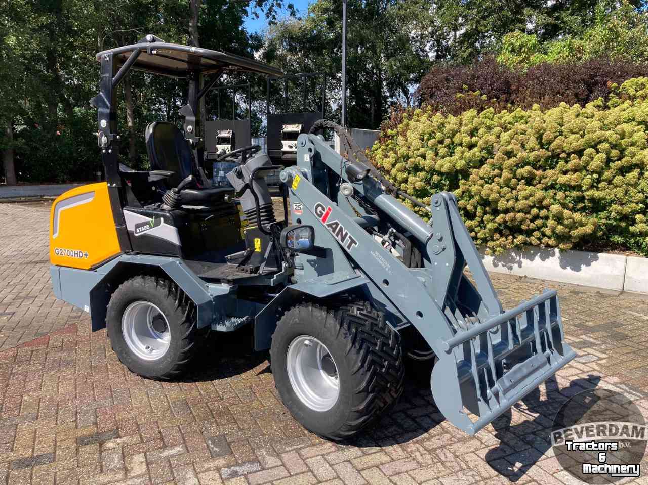 Shovel / Wiellader / Kniklader Giant G2700 HD+