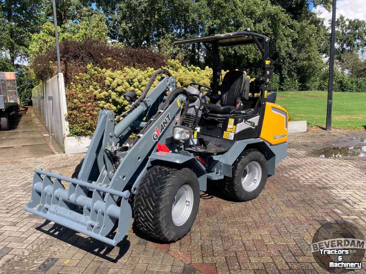 Shovel / Wiellader / Kniklader Giant G2700 HD+