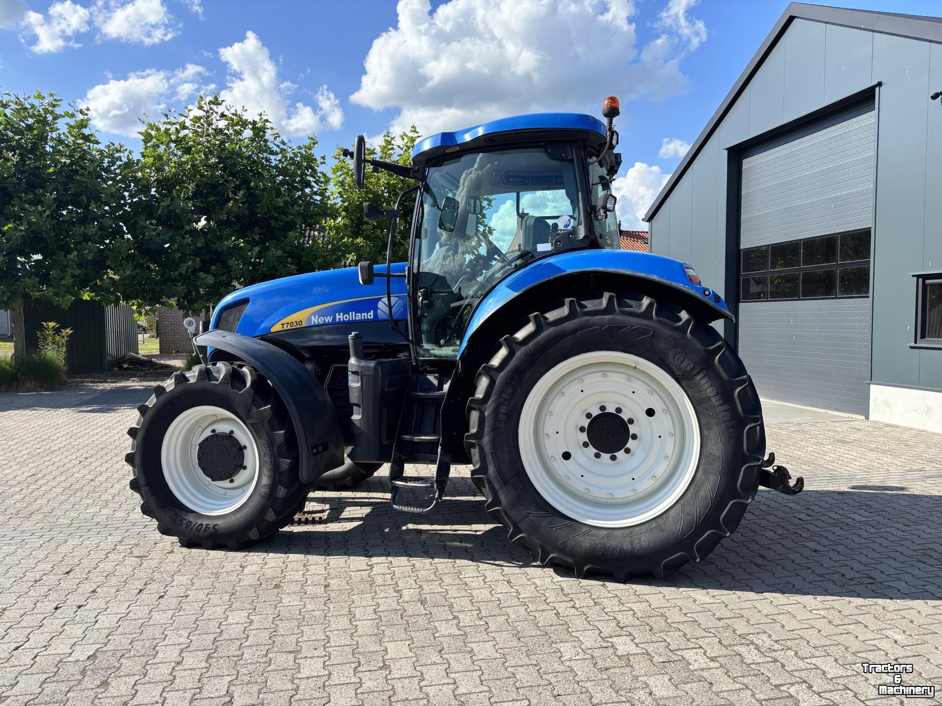 Tractor / Trekker New Holland T7030 PowerCommand. Fronthef, Vooras vering, 40km.