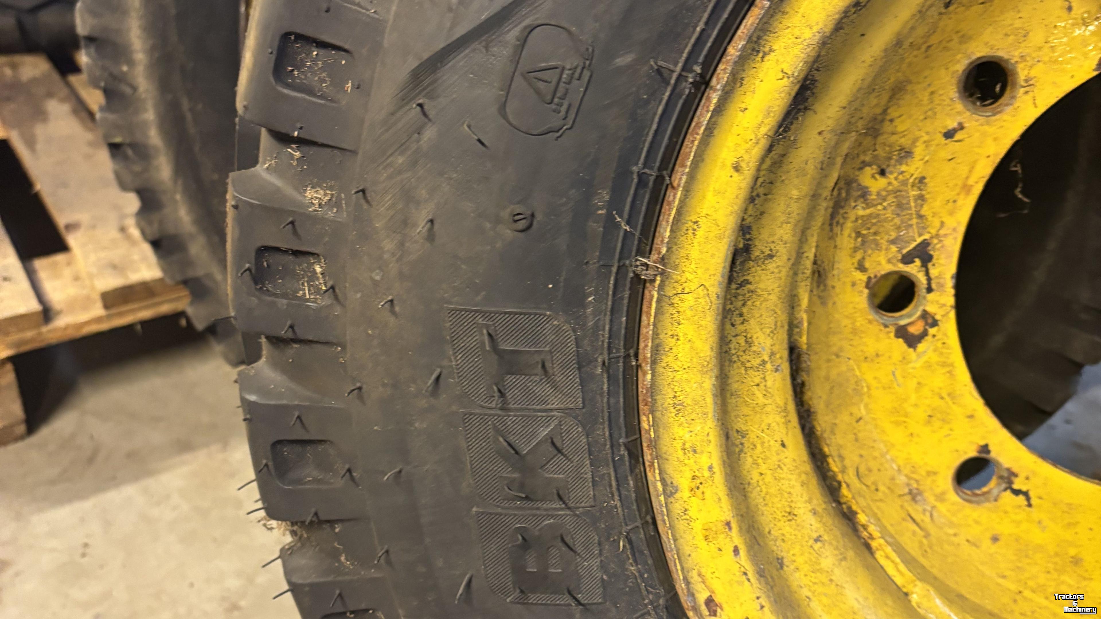 Wielen, Banden, Velgen & Afstandsringen BKT BKT 13.065X18 BKT AW702 WIEL 8-221-275