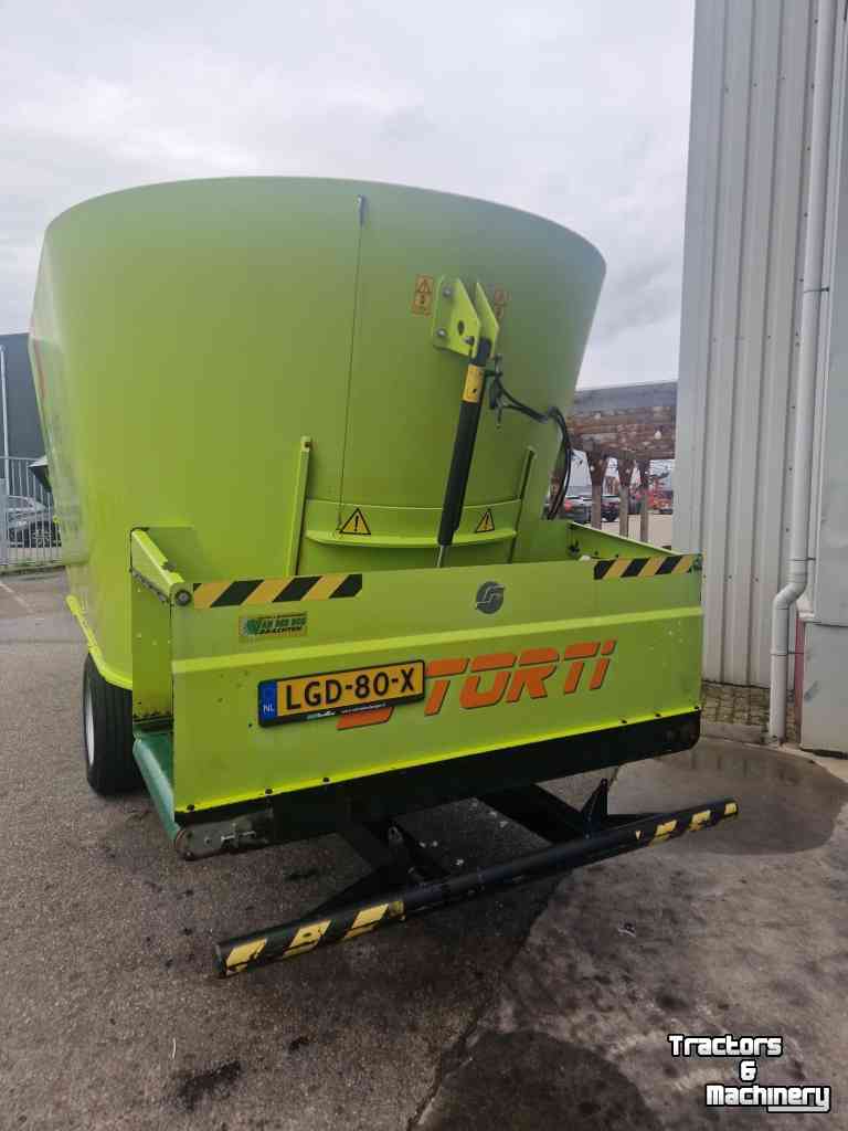 Voermengwagen Storti T2-160 afvoerband achter