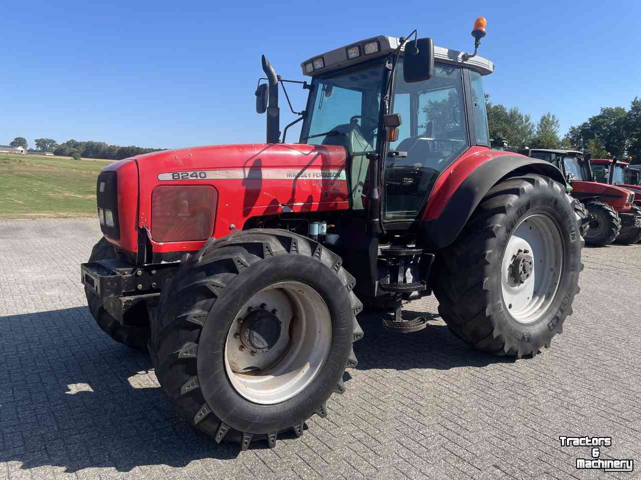 Tractor / Trekker Massey Ferguson 8240 Powercontrol luchtdruk airco Sisu 6 cil.turbo