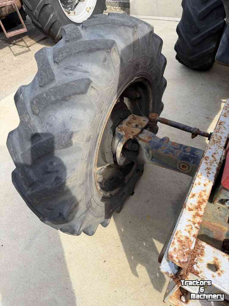 Wielen, Banden, Velgen & Afstandsringen Case-IH set banden 12.4-24 op velg