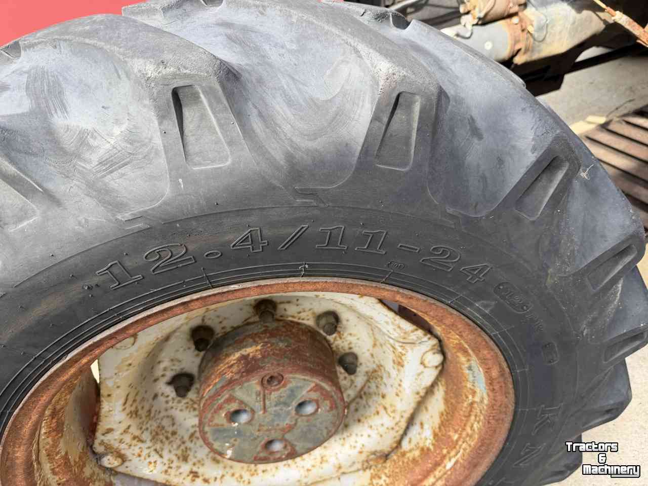 Wielen, Banden, Velgen & Afstandsringen Case-IH set banden 12.4-24 op velg