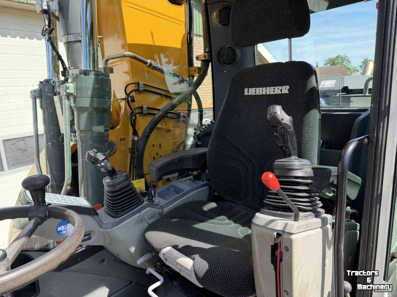 Bandenkraan / Graafmachine op wielen Liebherr A914 met Draaikantelstuk