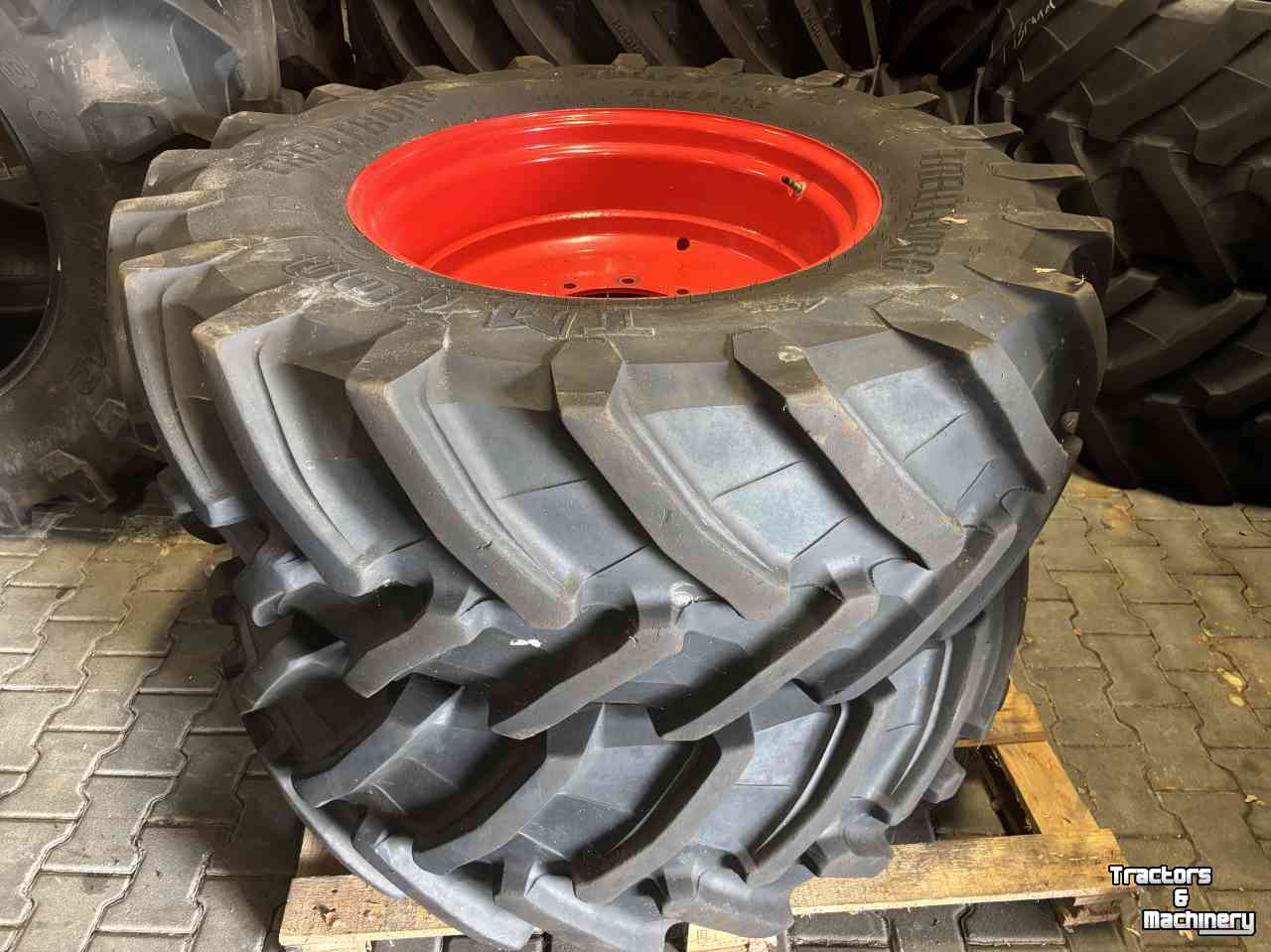 Wielen, Banden, Velgen & Afstandsringen Trelleborg 480/70R28 op Fendt voorvelgen 15x28 10-gaats