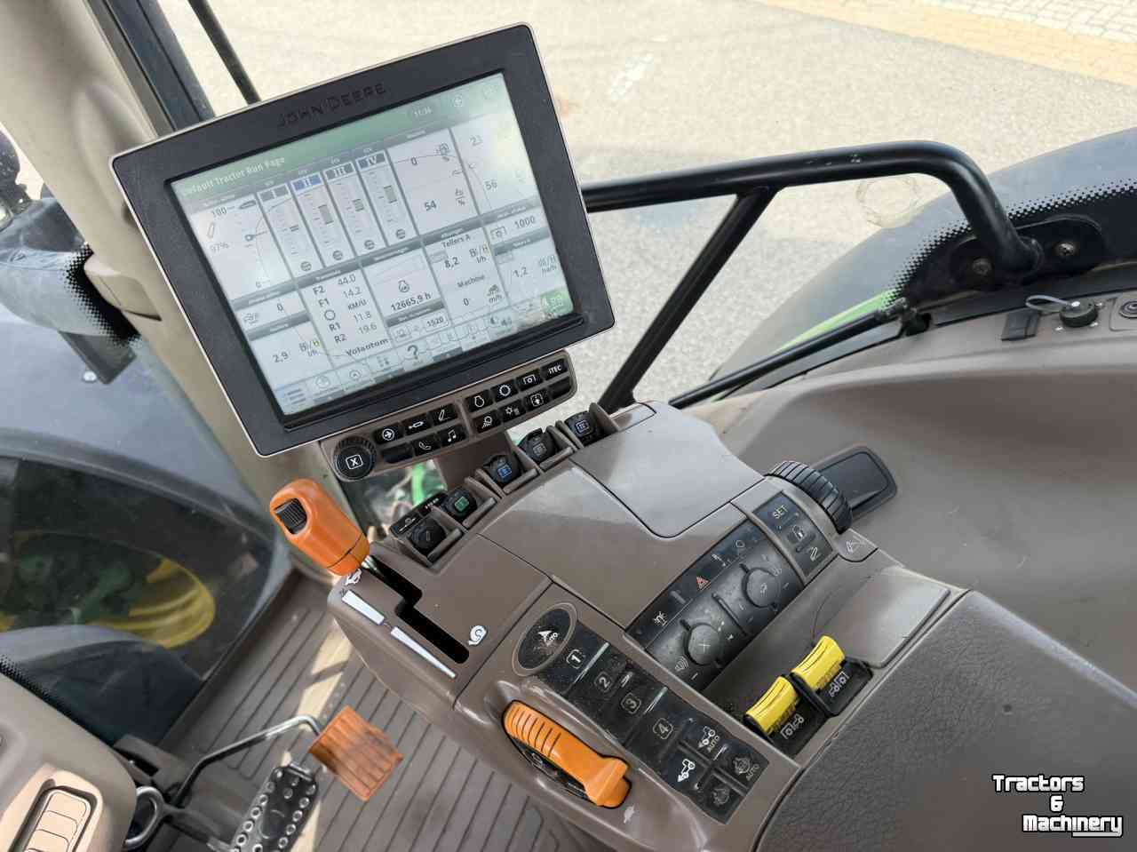 Tractor / Trekker John Deere 6215R