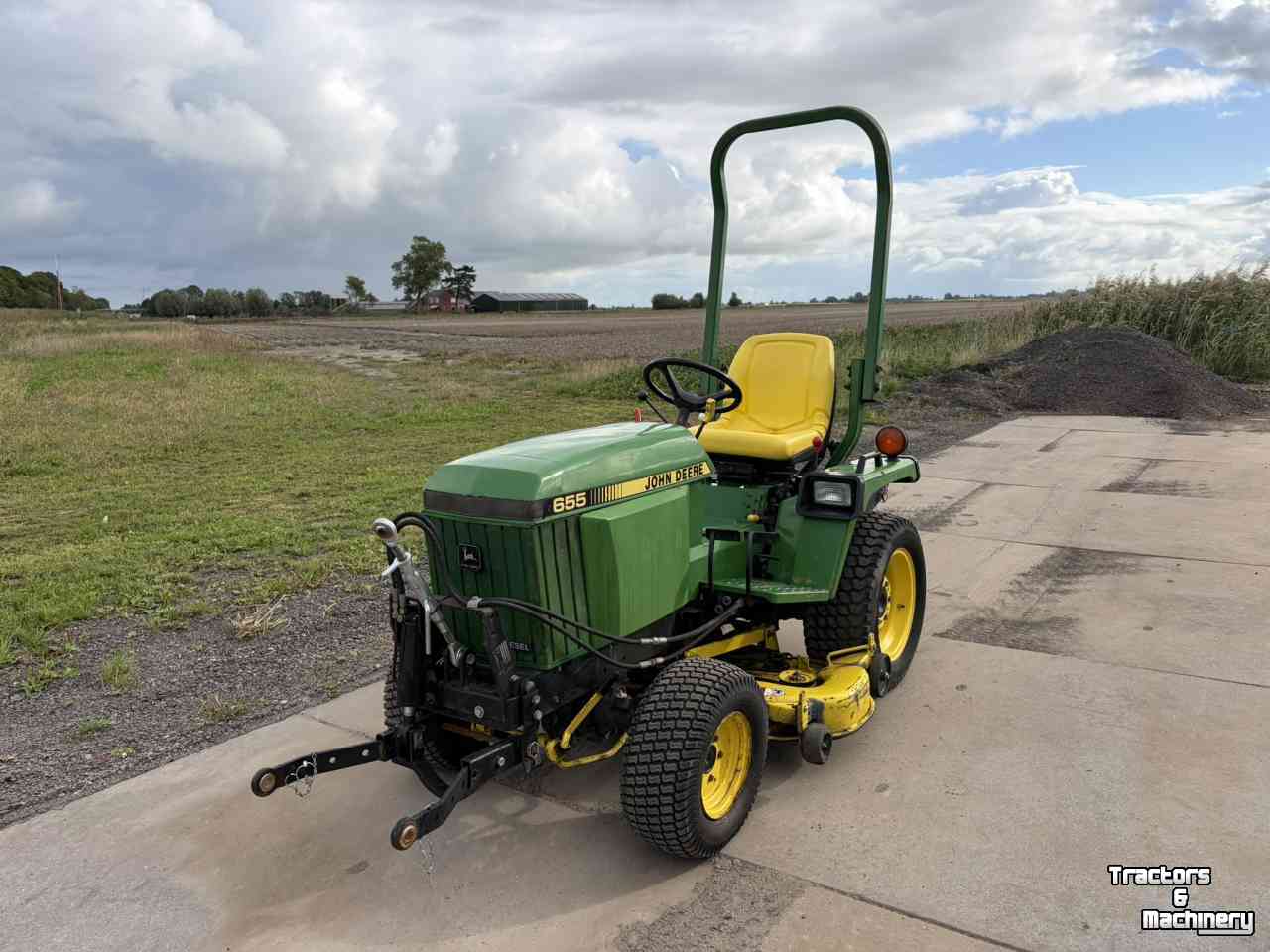 Compact tractor John Deere 655 Diesel 4wd met maaidek fronthef en veegmachine