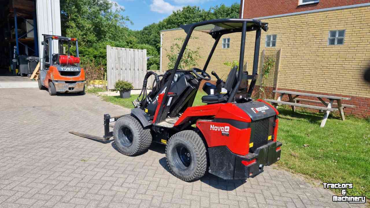 Telescopische Shovel / Wiellader / Kniklader  Neomach Nova X30