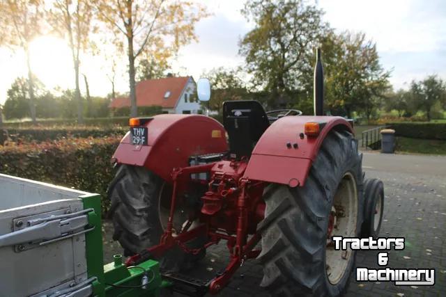 Tractor / Trekker International met handkoppeling voor aftakas