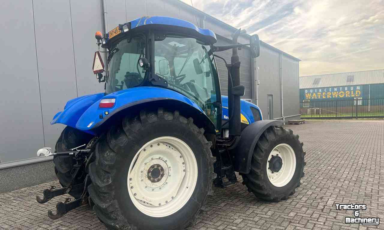 Traktoren New Holland T6020 Elite Tractor