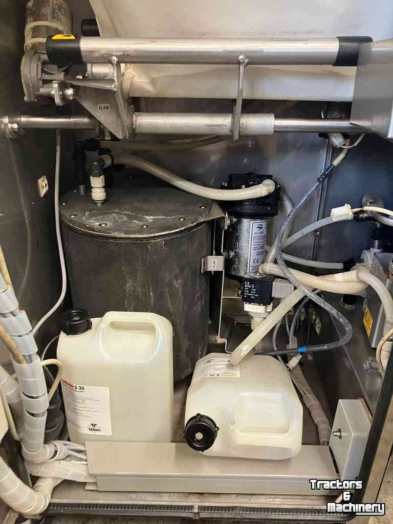 Mobiel voerstation / Milkshuttle / Melktaxi Urban Alma/U40 met vollemelkpomp