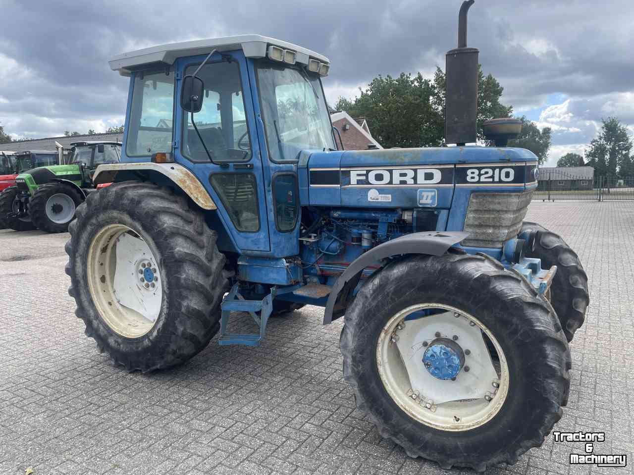 Tractor / Trekker Ford 8210 II ZF-4WD, DP 16+8, cab + airco !!