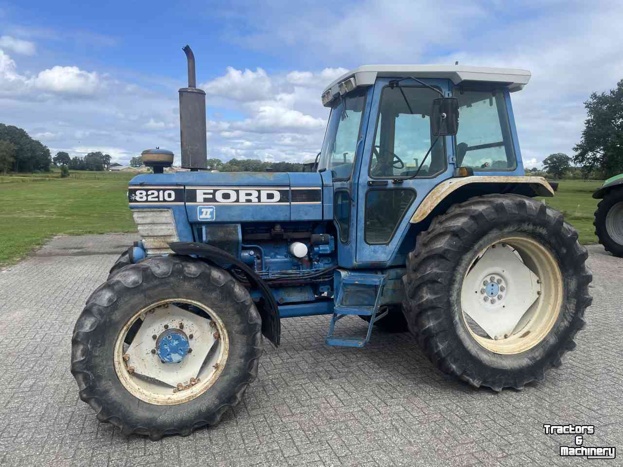Tractor / Trekker Ford 8210 II ZF-4WD, DP 16+8, cab + airco !!