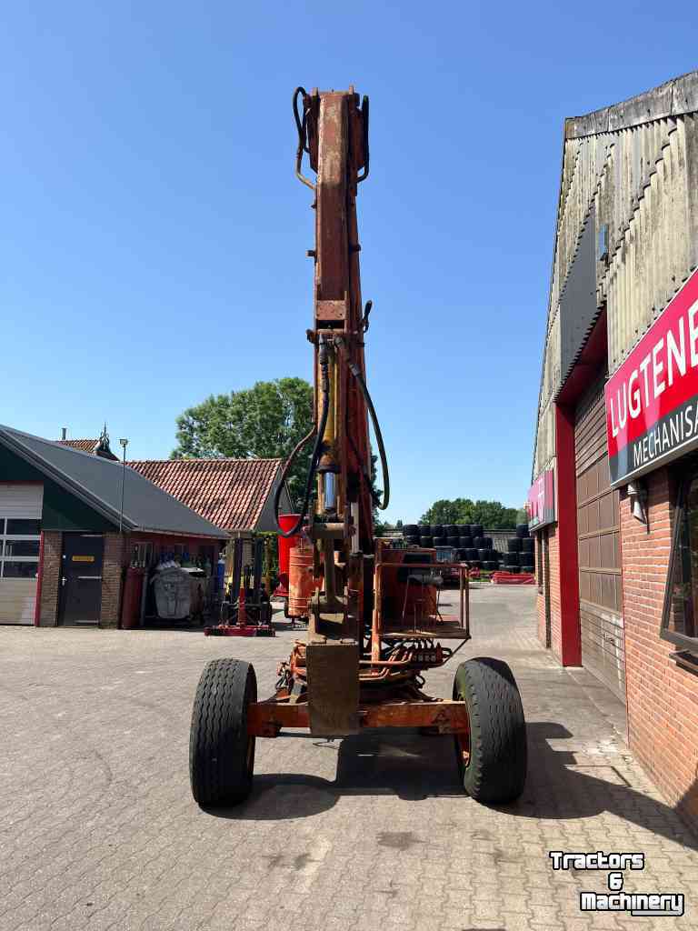 Bandenkraan / Graafmachine op wielen  Landbouwkraan, getrokken kraan, diversen.