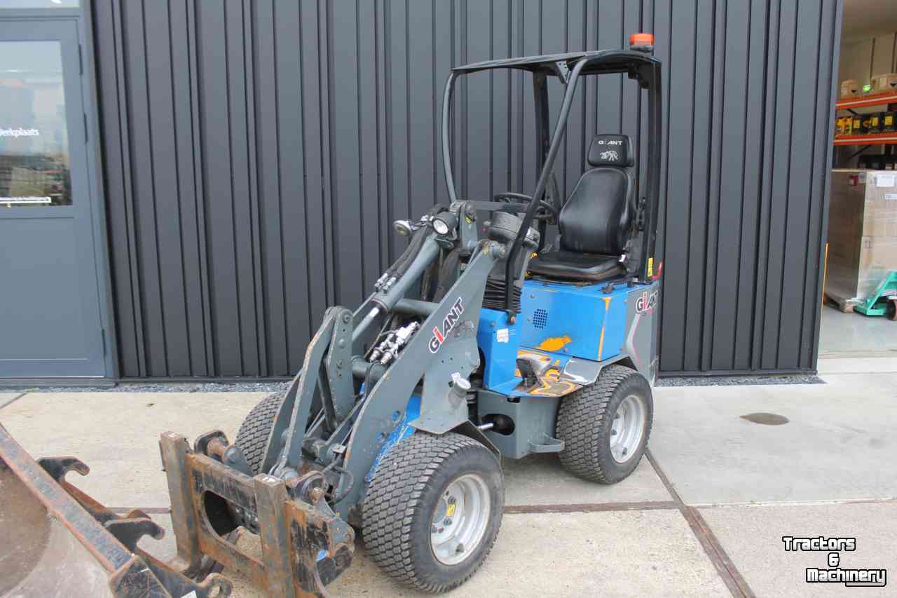 Shovel / Wiellader / Kniklader Giant D204SW minishovel wiellader puinriek en palletvork