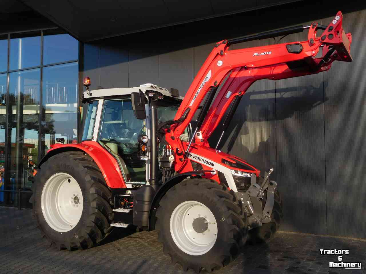 Tractor / Trekker Massey Ferguson 5S.125 ! Actie !