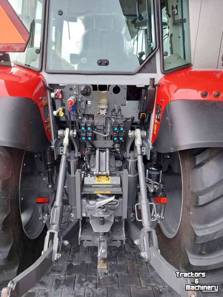 Tractor / Trekker Massey Ferguson 5S.125 ! Actie !
