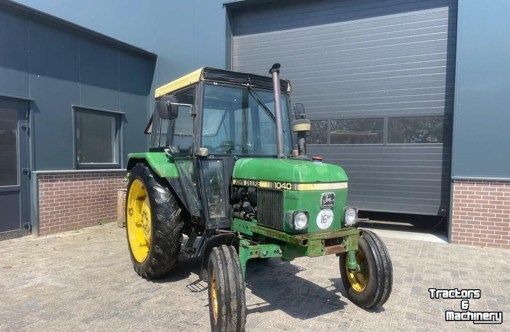 Tractor / Trekker John Deere 1130 met voorlader en 1040 - beide 2wd en kenteken fendt ford international