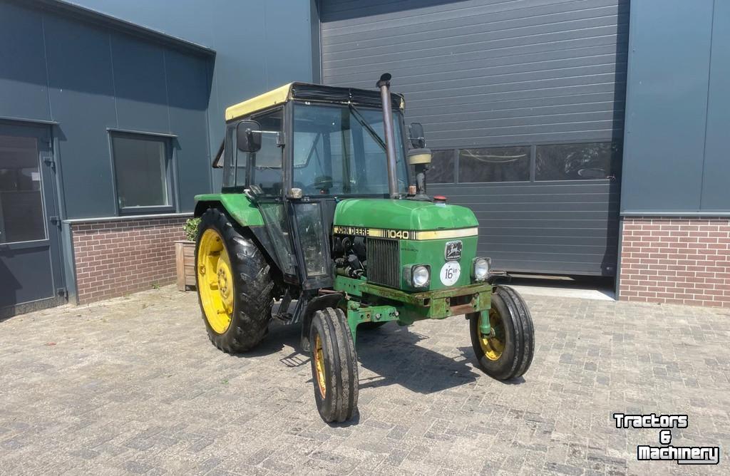 Tractor / Trekker John Deere 1130 met voorlader en 1040 - beide 2wd en kenteken fendt ford international
