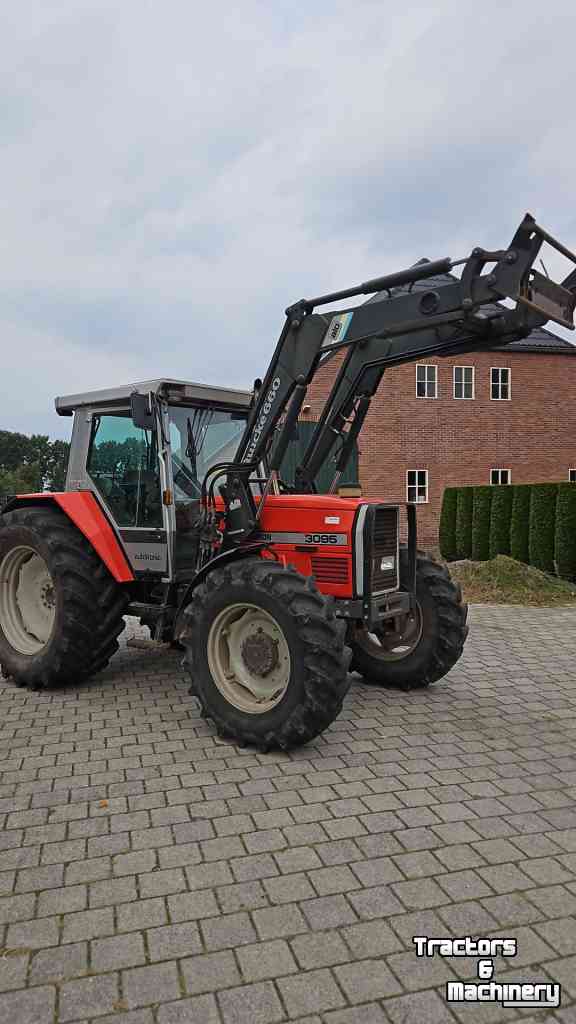 Tractor / Trekker Massey Ferguson 3095 met voorlader