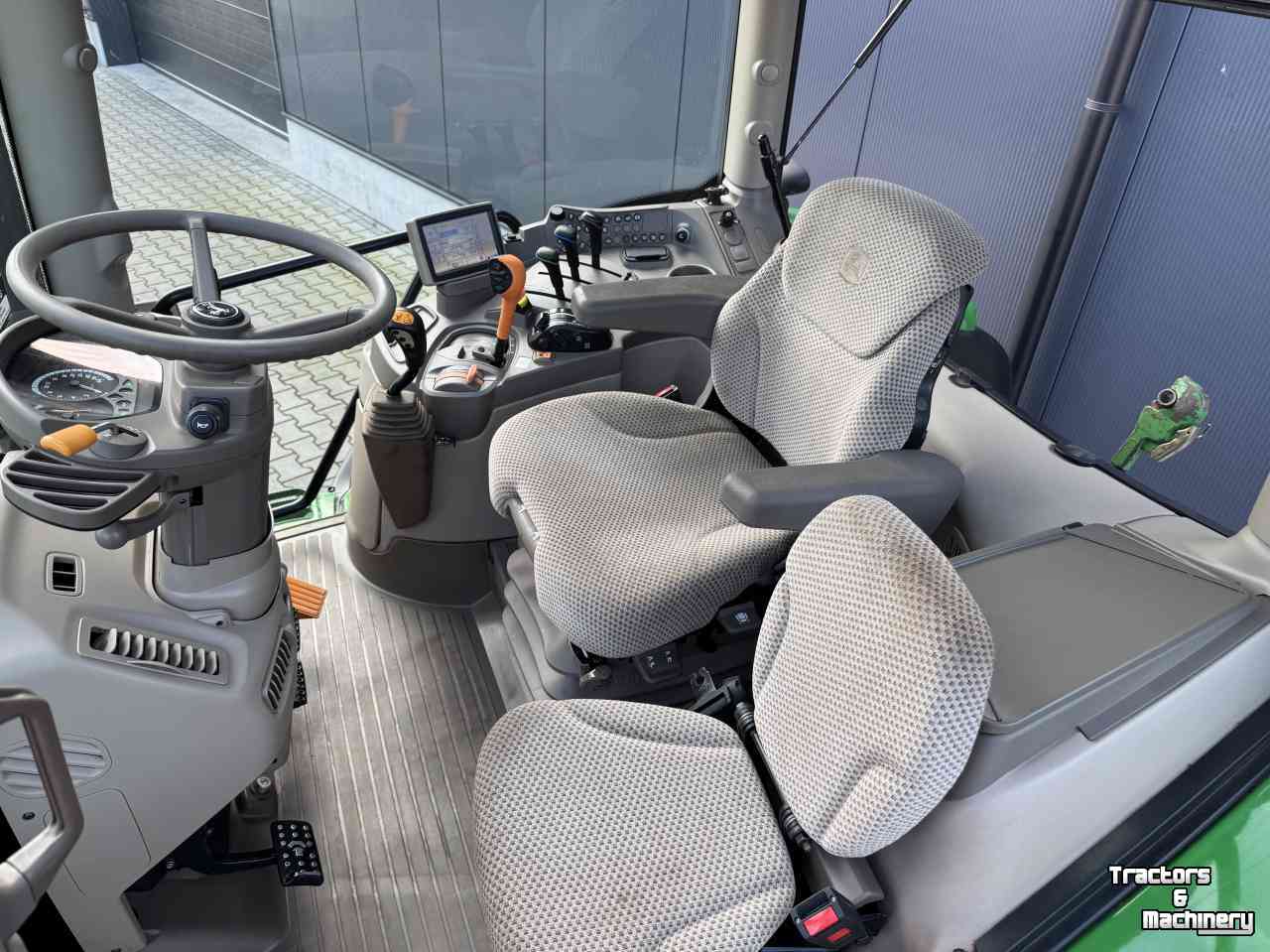 Tractor / Trekker John Deere 6105R