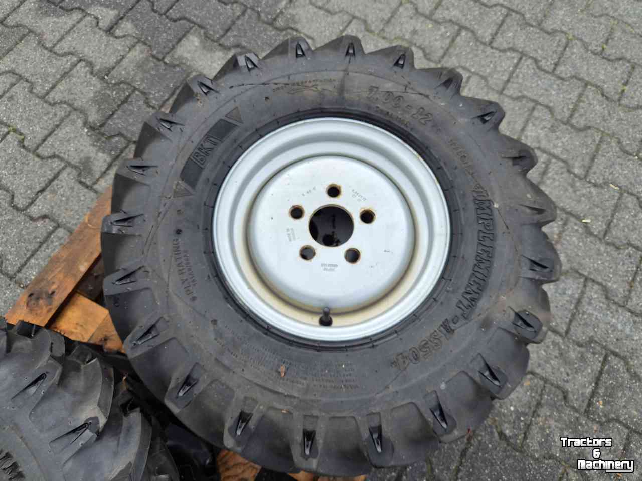 Wielen, Banden, Velgen & Afstandsringen BKT 4x BKT 7.00-12 met velg